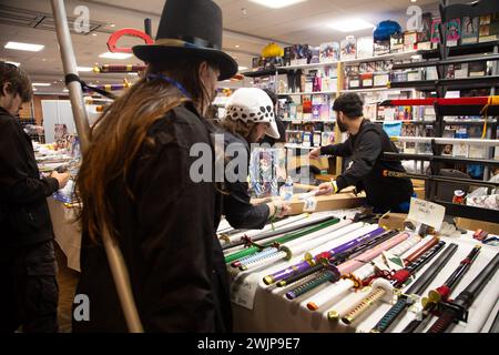 London, Großbritannien. Februar 2024. Katana Stand Shoppers Credit: Amy Smirk/Alamy Live News Stockfoto