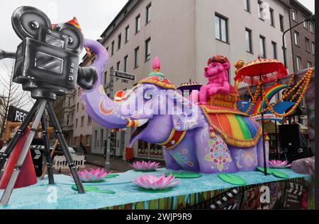 Original-Motivwagen Bollywood Film, Düsseldorf heraldische Löwenreite auf indischem Elefanten, Rosenmontagsparade Düsseldorf, Nordrhein-Westfalen Stockfoto