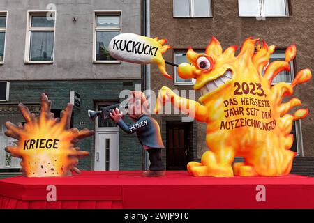 Der Klimawandel braucht mehr mediale Aufmerksamkeit als Kriege, politischer Aufschwung von Jacques Tilly, Rosenmontagszug Düsseldorf, Nordrhein-Westfalen, Deutschland Stockfoto