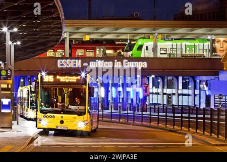 Essen ÖPNV Busse und Regionalzüge am Hauptbahnhof, Mobilität, Deutschlandticket, Europaplatz, Essen, Ruhrgebiet, Norden Stockfoto