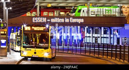 Essen ÖPNV Busse und Regionalzüge am Hauptbahnhof, Mobilität, Deutschlandticket, Europaplatz, Essen, Ruhrgebiet, Norden Stockfoto