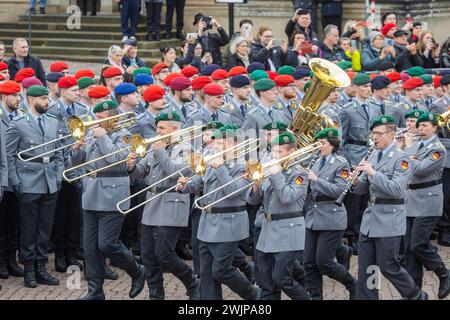 Öffentlicher Aufruf der Heeresoffizierschule am Theaterplatz: Bundeswehr ehrt und verabschiedet junge Soldaten, Dresden, Sachsen Stockfoto