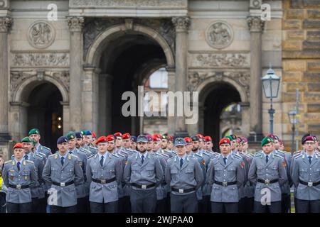 Öffentlicher Aufruf der Heeresoffizierschule am Theaterplatz: Bundeswehr ehrt und verabschiedet junge Soldaten, Dresden, Sachsen Stockfoto