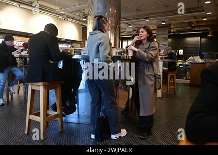 London, Großbritannien. Februar 2024. Gast bei einem Drink im Pret A Manger in Orchard Street, London, Großbritannien. Quelle: Siehe Li/Picture Capital/Alamy Live News Stockfoto