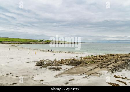 Aus der Vogelperspektive des breiten Sandstrands Kilmurvey Beach auf Inishmore, der größten der Aran-Inseln in Galway Bay, Irland. Stockfoto