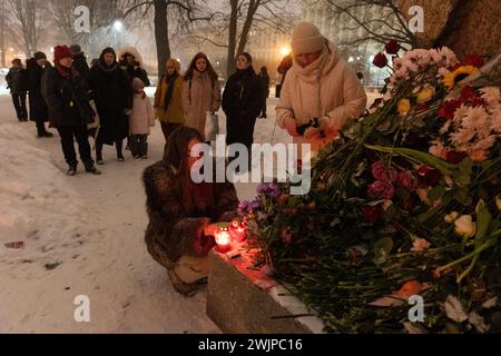 St. Petersburg, Russland. Februar 2024. Die Menschen trauern um die Denkmalfriedhöfe der Opfer der politischen Unterdrückung nach dem Tod des Oppositionspolitikers Alexej Nawalny in St. Petersburg. Quelle: SOPA Images Limited/Alamy Live News Stockfoto