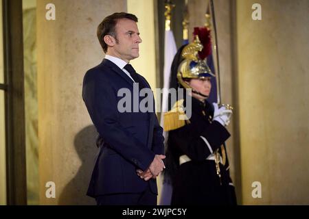 Paris, Frankreich. Februar 2024. Der französische Präsident Emmanuel Macron wartet auf die Ankunft des ukrainischen Präsidenten Wolodymyr Zelenskij vor dem Elysee-Palast am 16. Februar 2024 in Paris. Quelle: Pool Photo/Ukrainische Präsidentenpresse/Alamy Live News Stockfoto