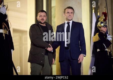 Paris, Frankreich. Februar 2024. Der französische Präsident Emmanuel Macron, rechts, schüttelt den ukrainischen Präsidenten Wolodymyr Zelenskyj, links, bei der Ankunft im Elysee-Palast am 16. Februar 2024 in Paris, Frankreich. Quelle: Pool Photo/Ukrainische Präsidentenpresse/Alamy Live News Stockfoto