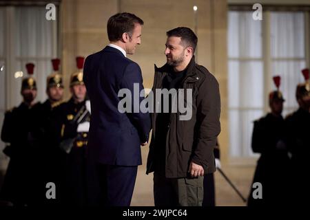 Paris, Frankreich. Februar 2024. Der französische Präsident Emmanuel Macron, links, begrüßt den ukrainischen Präsidenten Wolodymyr Zelenskyj, rechts, bei der Ankunft im Elysee-Palast am 16. Februar 2024 in Paris, Frankreich. Quelle: Pool Photo/Ukrainische Präsidentenpresse/Alamy Live News Stockfoto