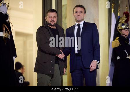 Paris, Frankreich. Februar 2024. Der französische Präsident Emmanuel Macron, rechts, schüttelt den ukrainischen Präsidenten Wolodymyr Zelenskyj, links, bei der Ankunft im Elysee-Palast am 16. Februar 2024 in Paris, Frankreich. Quelle: Pool Photo/Ukrainische Präsidentenpresse/Alamy Live News Stockfoto