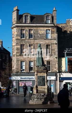 Statue von Queen Victoria und Mietshaus am Fuße des Leith Walks in New Kirkgate, Leith, Edinburgh, Schottland, Großbritannien. Stockfoto