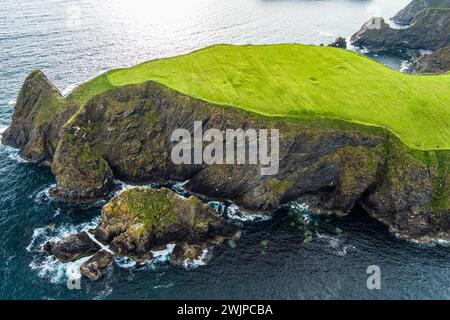 Silver Strand, ein Sandstrand in einer geschützten, hufeisenförmigen Bucht in Malin Beg, nahe Glencolmcille, im Südwesten des County Donegal. Wild Atlan Stockfoto