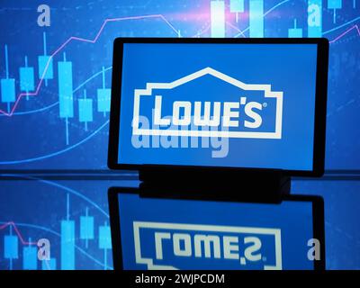 In dieser Fotoabbildung wird das Logo von Lowe's Companies auf einem Tablet angezeigt. Stockfoto