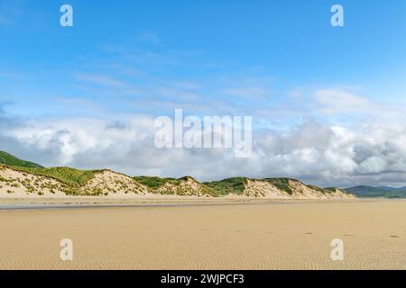 Five Finger Strand, einer der berühmtesten Strände in Inishowen, bekannt für seinen unberührten Sand und die umliegende felsige Küste mit einigen der höchsten s Stockfoto