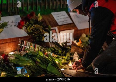 Den Haag, Südholland, Niederlande. Februar 2024. Ein Mann zündet bei einer Mahnwache für ALEXEJ NAWALNY eine Kerze an. Am 16. Februar 2024 hielten Dutzende Trauer Schilder, Porträts, und Kerzen, versammelt vor der russischen Botschaft zu Ehren NAWALNY. (Kreditbild: © James Petermeier/ZUMA Press Wire) NUR REDAKTIONELLE VERWENDUNG! Nicht für kommerzielle ZWECKE! Stockfoto