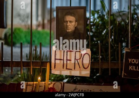 Den Haag, Südholland, Niederlande. Februar 2024. Ein Porträt von ALEXEJ NAWALNY auf einem Schild mit der Aufschrift „Hero“ ist am Sicherheitszaun rund um die russische Botschaft in den Haag aufgeklebt. Am 16. Februar 2024 hielten Dutzende Trauer Schilder, Porträts, und Kerzen, versammelt vor der russischen Botschaft zu Ehren NAWALNY. (Kreditbild: © James Petermeier/ZUMA Press Wire) NUR REDAKTIONELLE VERWENDUNG! Nicht für kommerzielle ZWECKE! Stockfoto