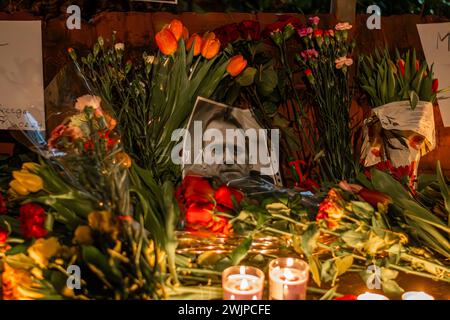 Den Haag, Südholland, Niederlande. Februar 2024. Blumen und Kerzen umgeben ein Porträt von ALEXEJ NAWALNY. Am 16. Februar 2024 hielten Dutzende Trauer Schilder, Porträts, und Kerzen, versammelt vor der russischen Botschaft zu Ehren NAWALNY. (Kreditbild: © James Petermeier/ZUMA Press Wire) NUR REDAKTIONELLE VERWENDUNG! Nicht für kommerzielle ZWECKE! Stockfoto