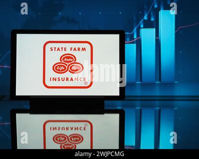 Deutschland - 16. Februar 2024: In dieser Abbildung ist das Logo der State Farm Mutual Automobile Insurance Company auf einem Tablet zu sehen Stockfoto