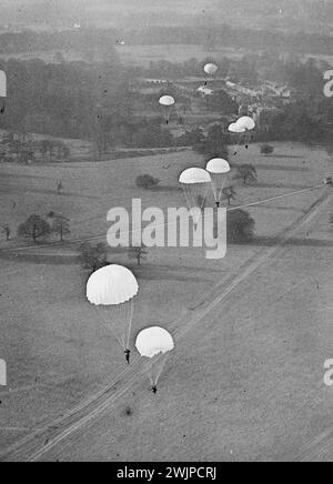 Großbritanniens Fallschirmjäger. Der Dienst nimmt nach Silk -- Ein Blick aus der Luft, der Fallschirmtruppen in der Luft zeigt, nachdem sie das Flugzeug verlassen haben. Diese Bilder von Fallschirmjägern unter Anleitung wurden in einer Secret R.A.F. Station in Großbritannien erworben, wo Armee und Luftwaffe bei der Ausbildung zusammenarbeiten. September 1941. (Foto von britischem Offiziellen Foto). Stockfoto