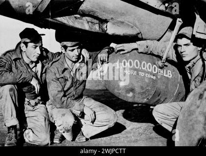 US-Bombe für Hitler -- die amerikanische Bodencrew einer Veteranen P-40 Warhawk Jagdbombergruppe schaut stolz auf diese Bombe, die für deutsche Installationen in Italien bestimmt ist. Mit dieser Bombe erreichte die Gruppe die 1.000.000-Pfund-Marke von Bomben, die auf feindliche Installationen abgefeuert wurden. Juli 1944. Stockfoto