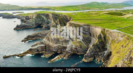 Erstaunliche Wellen peitschten Kerry Klippen, weithin als die meisten spektakulären Klippen im County Kerry, Irland akzeptiert. Touristische Attraktionen auf dem berühmten Ring of Kerry Stockfoto