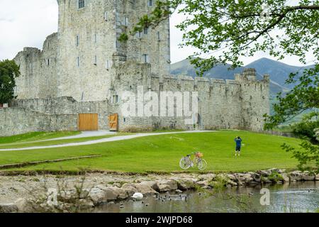 Ross Castle ist ein Turm aus dem 15. Jahrhundert und befindet sich am Rande des malerischen Lough Leane im Killarney National Park, County Kerry, Irland. Stockfoto