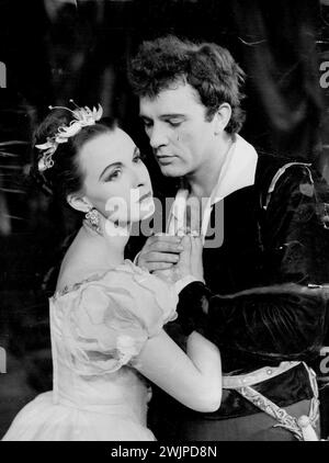 Claire Bloom und Richard Burton, die beide kürzlich in US-Filmen zu sehen waren, sind zurück in Großbritannien. Claire spielt Ophelia gegenüber Burton's Hamlet in der Edinburgh Festival-Produktion von Shakespeares Drama. August 1953. (Foto von Reuterphoto). Stockfoto