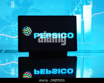 Deutschland – 16. Februar 2024: In dieser Abbildung wird das Logo von PepsiCo, Inc. Auf einem Tablet angezeigt Stockfoto