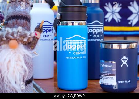 Minneapolis, Minnesota, USA. Februar 2024. Loppet Cup Merchandise und Bekleidung am 1. Tag der COOP FIS Cross-Country-Weltmeisterschaft 2024 am 16. Februar 2024 in Minneapolis, Minnesota, USA. (Kreditbild: © Steven Garcia/ZUMA Press Wire) NUR REDAKTIONELLE VERWENDUNG! Nicht für kommerzielle ZWECKE! Stockfoto