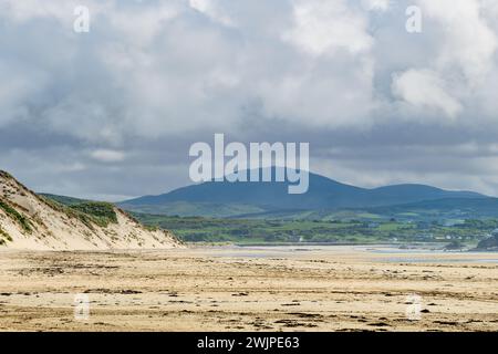 Five Finger Strand, einer der berühmtesten Strände in Inishowen, bekannt für seinen unberührten Sand und die umliegende felsige Küste mit einigen der höchsten s Stockfoto