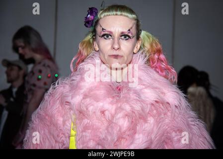 London, Großbritannien. Februar 2024. Ein Gast nimmt an der Jack Irving Amphitrite-Präsentation auf der London Fashion Week im Februar 2024 Teil. Quelle: SOPA Images Limited/Alamy Live News Stockfoto