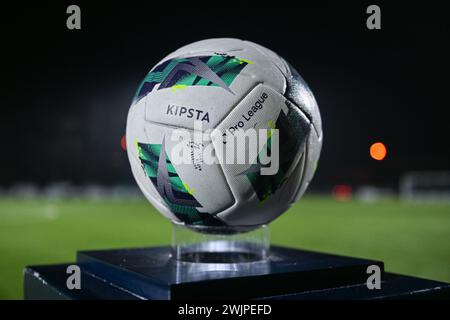 Genk, Belgien. Februar 2024. Match Ball vor einem Frauenfußballspiel zwischen Racing Genk Ladies und SV Zulte-Waregem am 17. Spieltag der Saison 2023 - 2024 der Belgischen Lotto Womens Super League, Samstag, 16. Februar 2024 in Genk, Belgien. Quelle: Sportpix/Alamy Live News Stockfoto