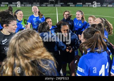 Genk, Belgien. Februar 2024. Das Team Genk feiert seinen Sieg nach einem Frauenfußballspiel zwischen Racing Genk Ladies und SV Zulte-Waregem am 17. Spieltag der Saison 2023 - 2024 der Belgischen Lotto Womens Super League, Freitag, 16. Februar 2024 in Genk, Belgien. Quelle: Sportpix/Alamy Live News Stockfoto