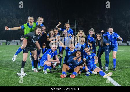 Genk, Belgien. Februar 2024. Das Team Genk feiert seinen Sieg nach einem Frauenfußballspiel zwischen Racing Genk Ladies und SV Zulte-Waregem am 17. Spieltag der Saison 2023 - 2024 der Belgischen Lotto Womens Super League, Freitag, 16. Februar 2024 in Genk, Belgien. Quelle: Sportpix/Alamy Live News Stockfoto