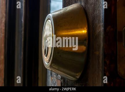 Schließen Sie ein Türschloss aus Metall Stockfoto