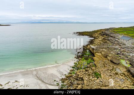 Aus der Vogelperspektive des breiten Sandstrands Kilmurvey Beach auf Inishmore, der größten der Aran-Inseln in Galway Bay, Irland. Stockfoto