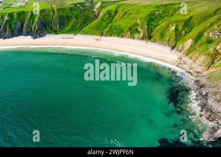 Silver Strand, ein Sandstrand in einer geschützten, hufeisenförmigen Bucht in Malin Beg, nahe Glencolmcille, im Südwesten des County Donegal. Wild Atlan Stockfoto