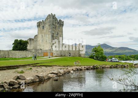Ross Castle ist ein Turm aus dem 15. Jahrhundert und befindet sich am Rande des malerischen Lough Leane im Killarney National Park, County Kerry, Irland. Stockfoto