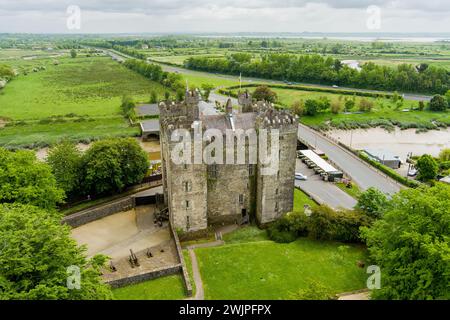 Bunratty Castle, großes Turmhaus aus dem 15. Jahrhundert in County Clare, im Zentrum von Bunratty Village, zwischen Limerick und Ennis, Irland. Stockfoto