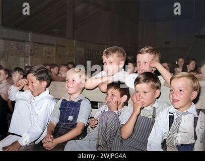 Kinder, die ihre Schulkameraden am Ende des Schuljahres im Programm beobachten, Arbeitslager der FSA (Farm Security Administration), Caldwell, Idaho, USA, Russell Lee, U.S. Farm Security Administration, Juni 1941 Stockfoto