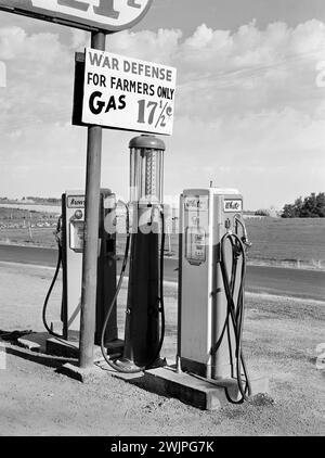 Tankstellenpumpe mit Schild „war Defense for Farmers Only Gas 17 1/2 ¢“, Twin Falls County, Idaho, USA, Russell Lee, U.S. Farm Security Administration, Juli 1942 Stockfoto