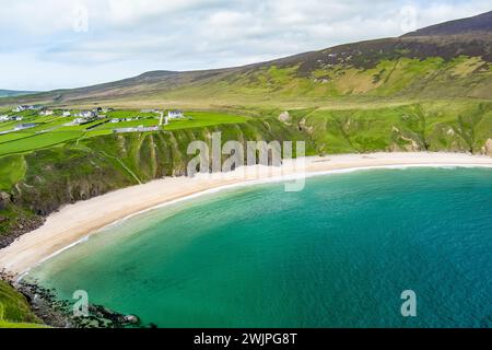 Silver Strand, ein Sandstrand in einer geschützten, hufeisenförmigen Bucht in Malin Beg, nahe Glencolmcille, im Südwesten des County Donegal. Wild Atlan Stockfoto