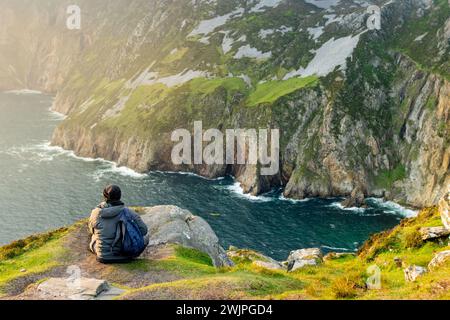 Touristen in der Slieve League, Irlands höchsten Klippen, gelegen im Südwesten Donegals entlang dieser herrlichen Küstenstraße. Einer der beliebtesten Stockfoto