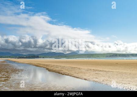 Five Finger Strand, einer der berühmtesten Strände in Inishowen, bekannt für seinen unberührten Sand und die umliegende felsige Küste mit einigen der höchsten s Stockfoto