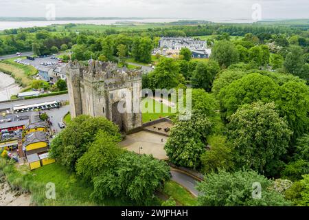 Bunratty Castle, großes Turmhaus aus dem 15. Jahrhundert in County Clare, im Zentrum von Bunratty Village, zwischen Limerick und Ennis, Irland. Stockfoto