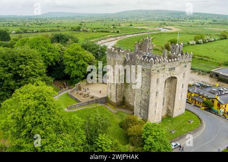 Bunratty Castle, großes Turmhaus aus dem 15. Jahrhundert in County Clare, im Zentrum von Bunratty Village, zwischen Limerick und Ennis, Irland. Stockfoto
