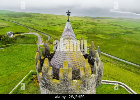 Blick aus der Vogelperspektive auf Doonagore Castle, rundes Turmhaus aus dem 16. Jahrhundert mit einem kleinen ummauerten Gehege in der Nähe des Küstendorfes Doolin in County CLA Stockfoto