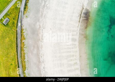 Aus der Vogelperspektive des breiten Sandstrands Kilmurvey Beach auf Inishmore, der größten der Aran-Inseln in Galway Bay, Irland. Stockfoto