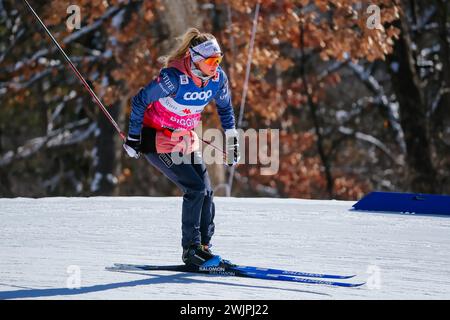 Minneapolis, Minnesota, USA. Februar 2024. JESSIE DIGGINS aus den Vereinigten Staaten nimmt am 1. Tag der COOP FIS Cross-Country-Weltmeisterschaft 2024 an der Praxis Teil. (Kreditbild: © Steven Garcia/ZUMA Press Wire) NUR REDAKTIONELLE VERWENDUNG! Nicht für kommerzielle ZWECKE! Stockfoto