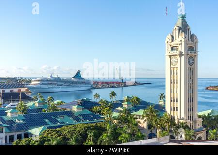 Der Aloha Tower und das Artania Kreuzfahrtschiff vom Kreuzfahrtschiff Cunard Queen Victoria legen in Honolulu, Oahu, Hawaii, Vereinigte Staaten von Amerika an Stockfoto